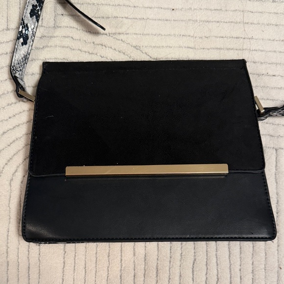 Elegant Black Crossbody Bag - Picture 2 of 6